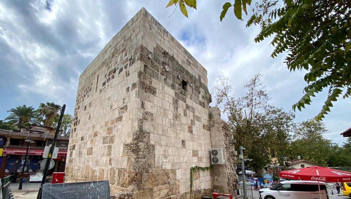 Klima takmak için tarihi burcun duvarını deldiler