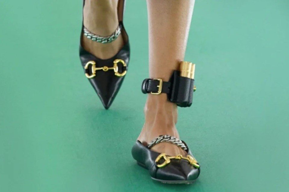 Gucci’den elektronik kelepçe görünümlü ayakkabı - 1