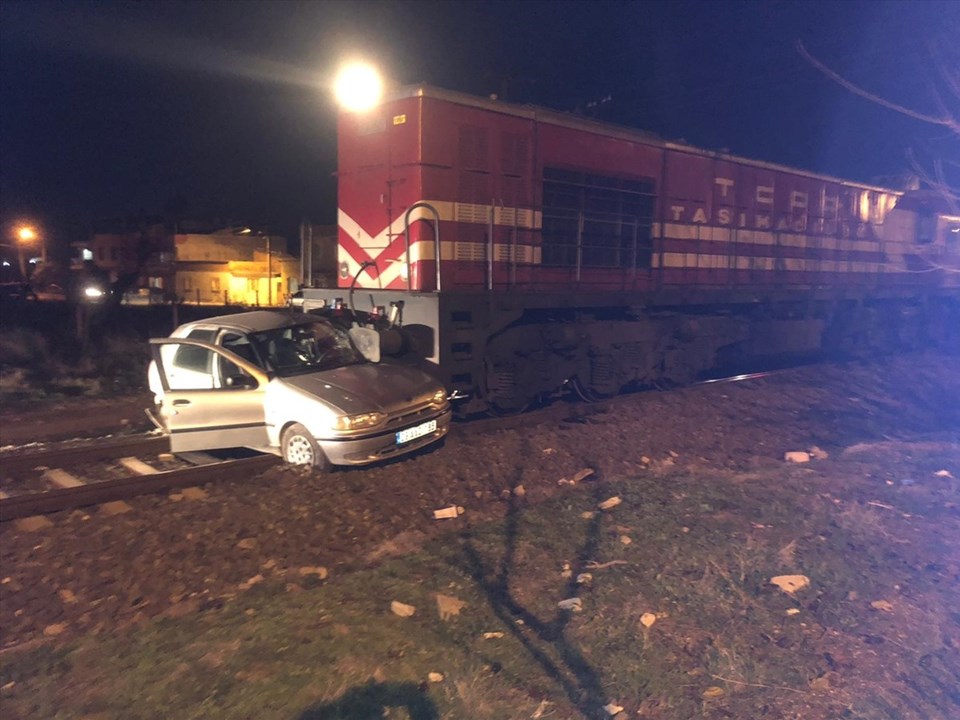 Aydın'da lokomotifin sürüklediği otomobilin sürücüsü yara almadan kurtuldu - 1