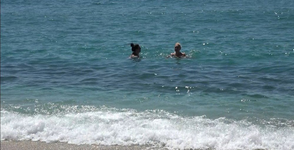 Güneşli havayı gören plajları doldurdu: Denizin keyfini çıkardılar - 4