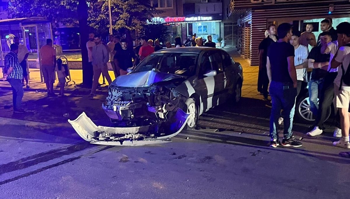 Bursa'da, aydınlatma direğine çarpan otomobildeki 5 kişi yaralandı