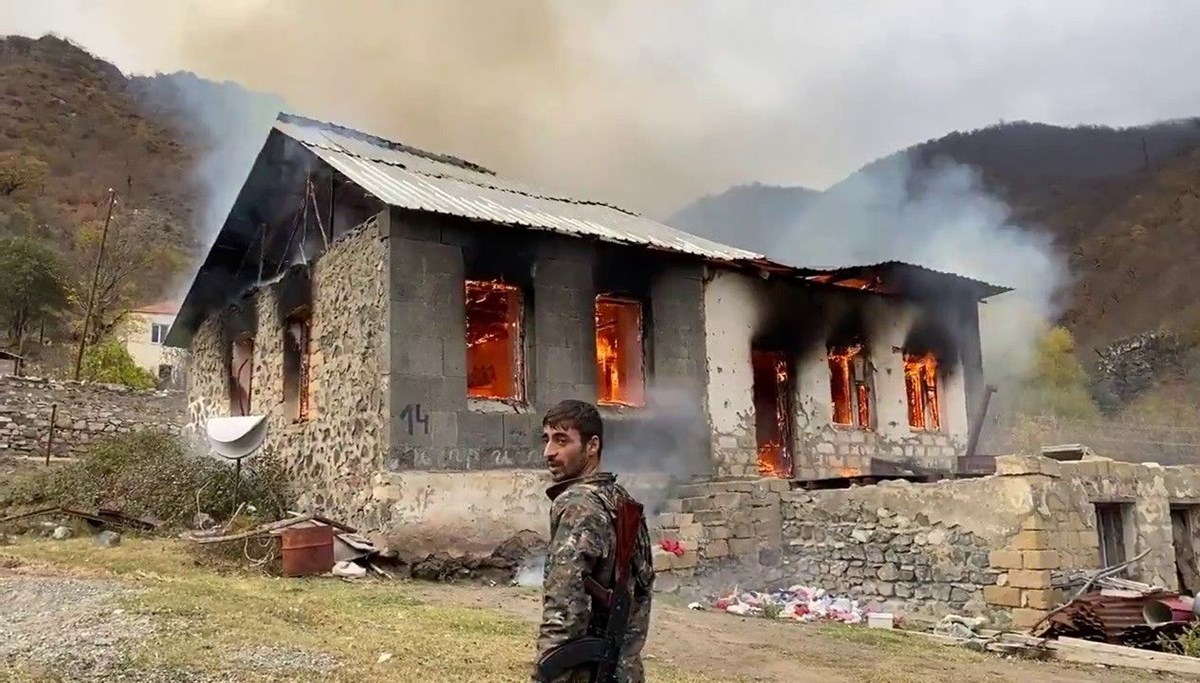 Kelbecer'i terk etmeye başlayan Ermeni askerler ve vatandaşlar evleri ateşe verdi
