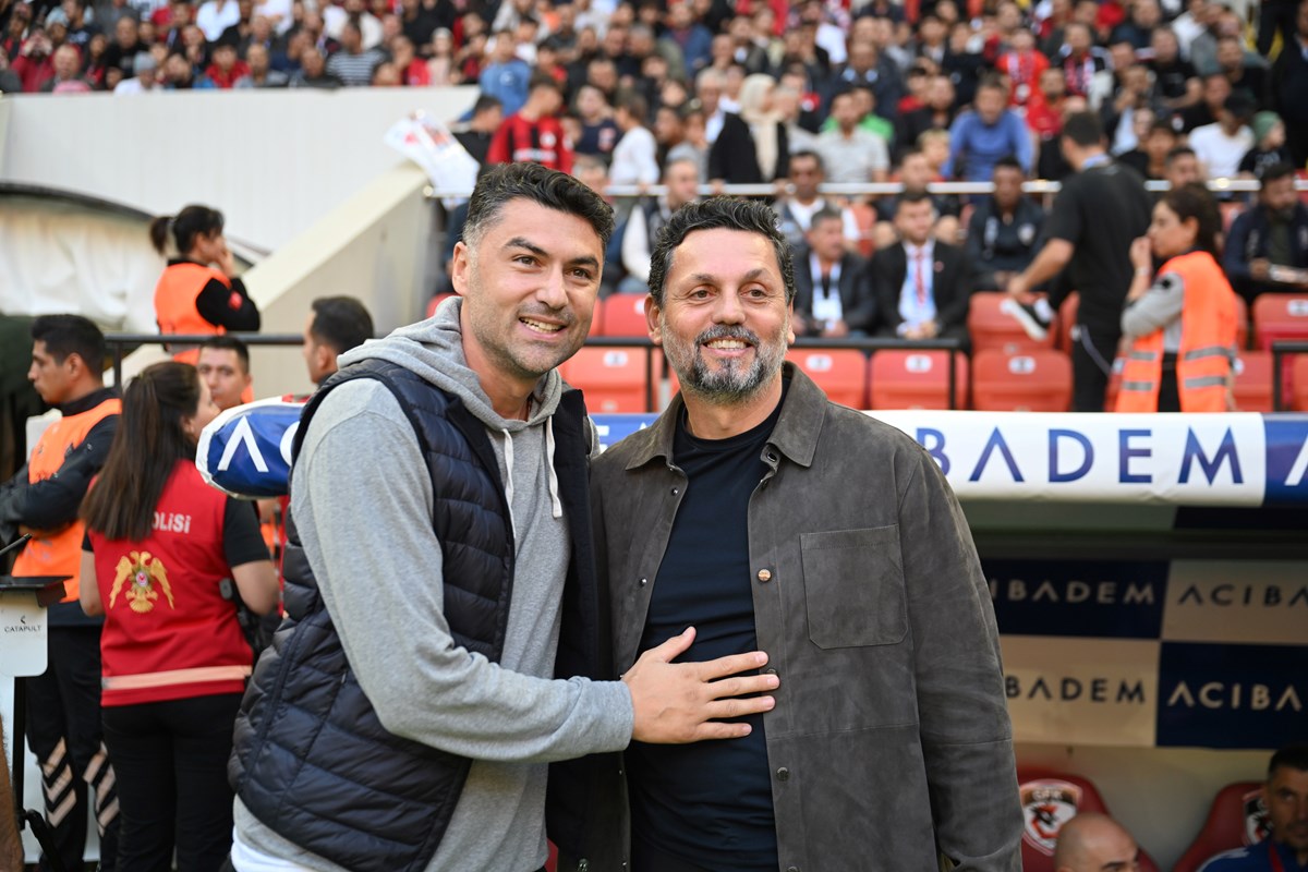 Gaziantep FK Teknik Direktörü Burak Yılmaz ve Antalyaspor Teknik Direktörü Erol Bulut, maç öncesi bir araya gelerek fotoğraf çektirdi.