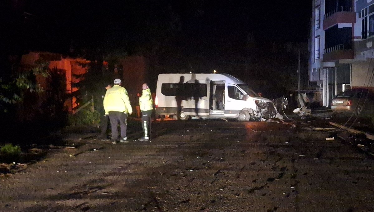 Samsun'da yolu savaş alanına çeviren kaza: Dört kişi yaralandı Samsun'da yolu savaş alanına çeviren kaza: Dört kişi yaralandı