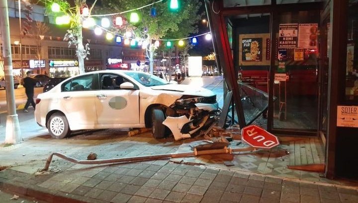 Beylikdüzü’nde polisten kaçan alkollü sürücü restorana daldı