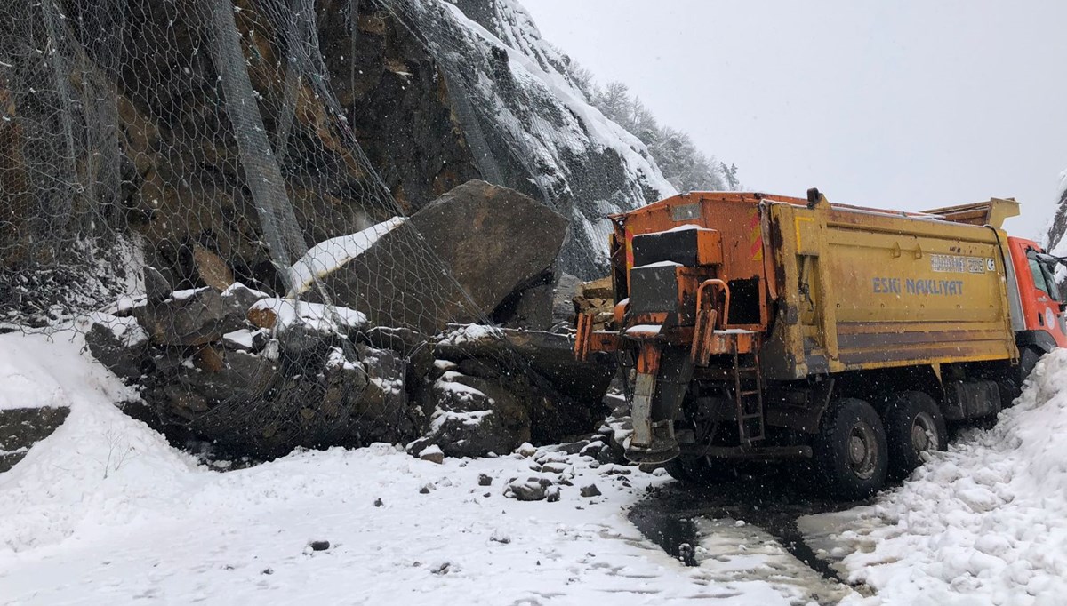 Zonguldak'ta heyelan: Dev kayalar İstanbul yolunu kapattı