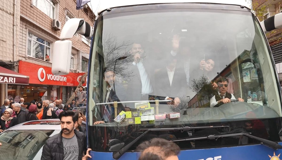 Murat Kurum’dan otobüsle şehir turu: “1 Nisan’da İstanbul’un yeniden dirilişi başlayacak” Murat Kurum’dan otobüsle şehir turu: “1 Nisan’da İstanbul’un yeniden dirilişi başlayacak”