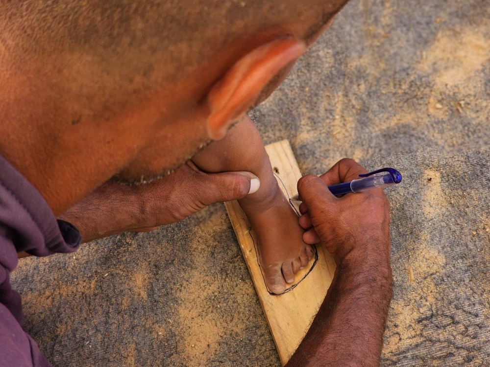 Fələstinli ayaqqabıçı İsrailin hücumu altında olan Qəzzada uşaqlar üçün taxta başmaq düzəldir - 6