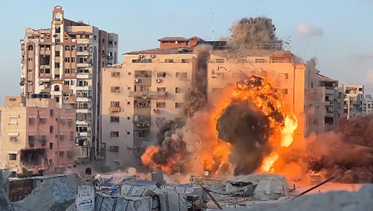 İsrail, Filistinlilerin sığındığı binayı vurdu