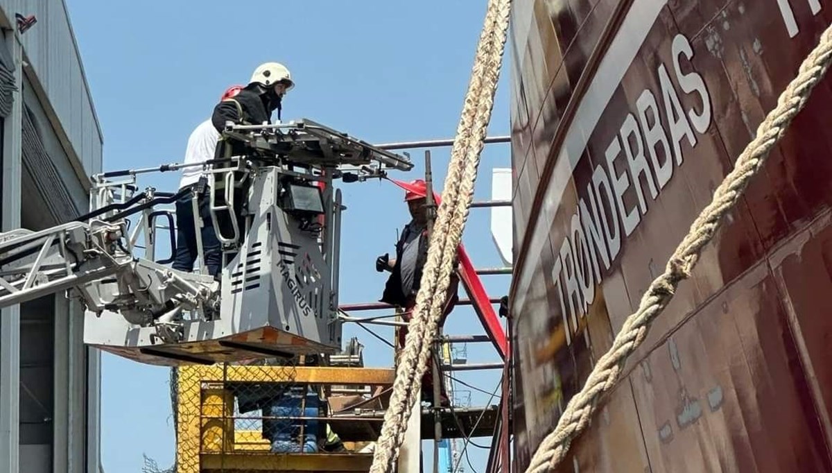 Kocaeli’de gemide yangın: Dumandan etkilenen 1 kişi yaşamını yitirdi Kocaeli’de gemide yangın: Dumandan etkilenen 1 kişi yaşamını yitirdi