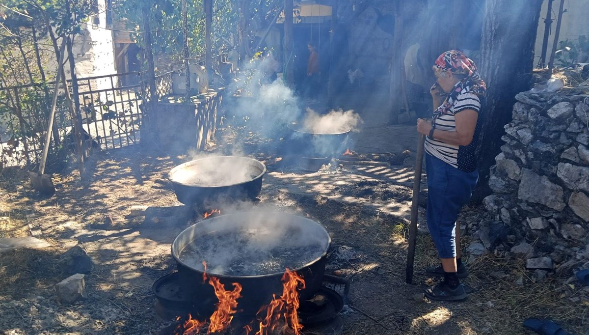 Antalya'da pekmez kazanları kaynıyor