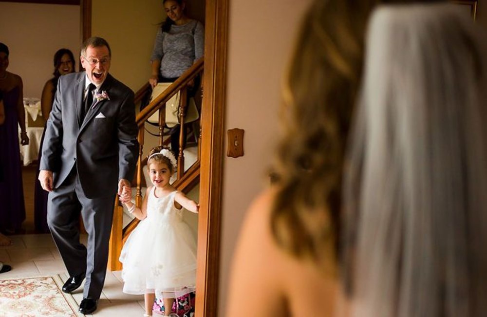 Видеть дочь в платье. Дочка с папой в свадебном платье. Папа в платье. Свадьба видно папу. Невеста доча.