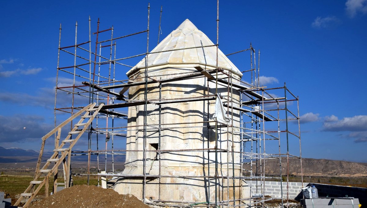 Depremde kısmen yıkılan 600 yıllık Yusuf Kümbeti restorasyonunda sona gelindi