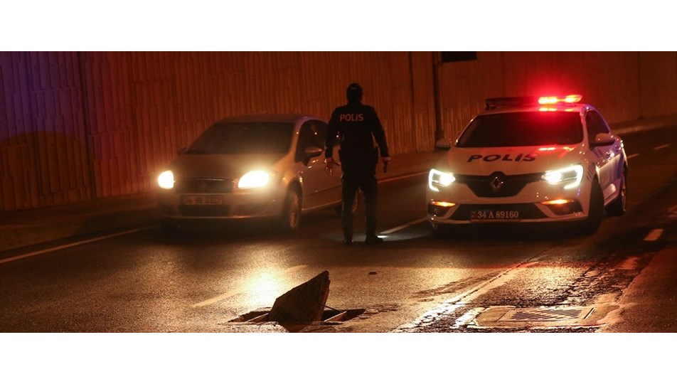 Şişli'de yan dönen rögar kapağı trafiği aksattı