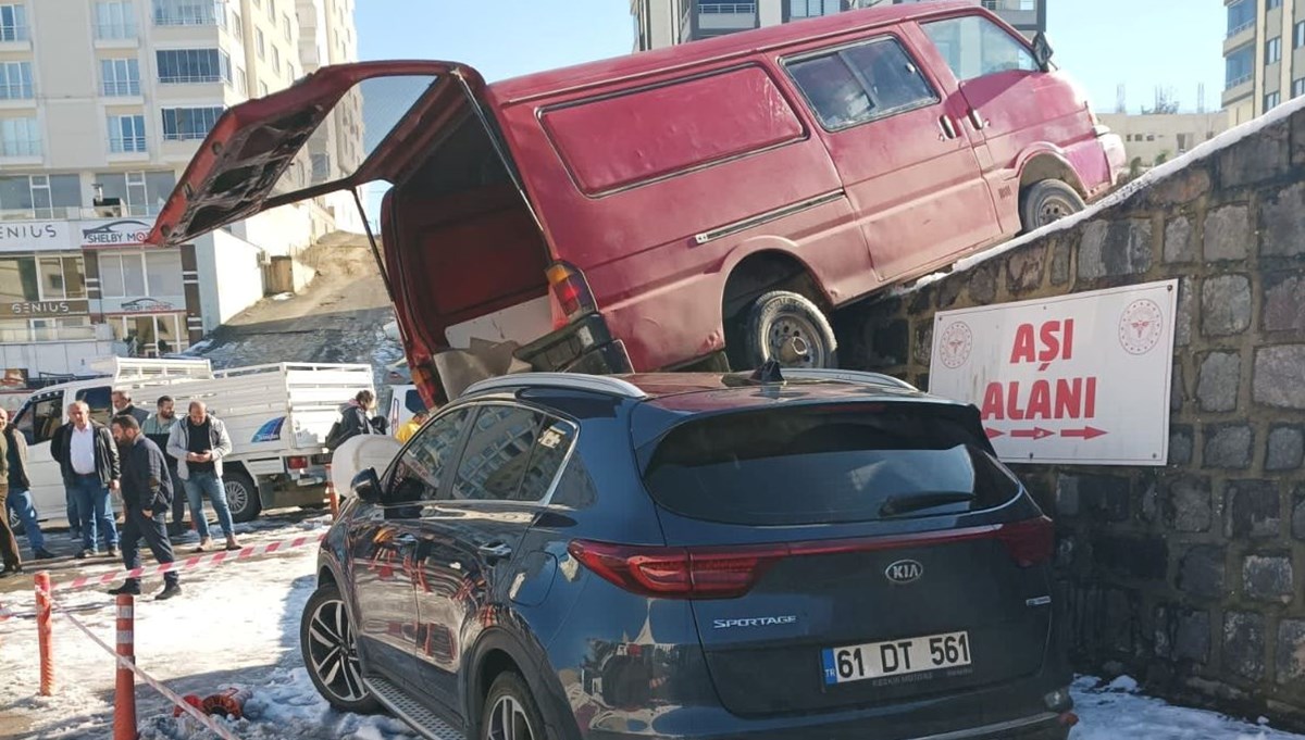 Park halindeki otomobilin üzerine minibüs düştü