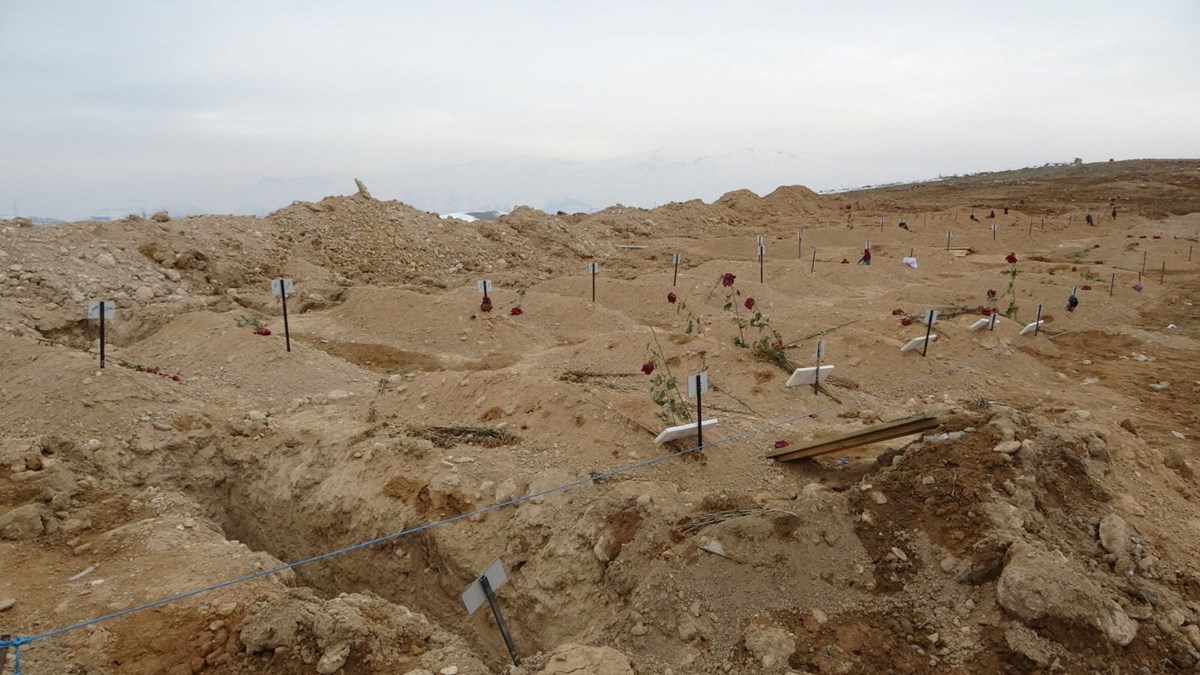 Depremde iki dağın arasında kalan 48 kişi hayatını kaybetti Depremde iki dağın arasında kalan 48 kişi hayatını kaybetti