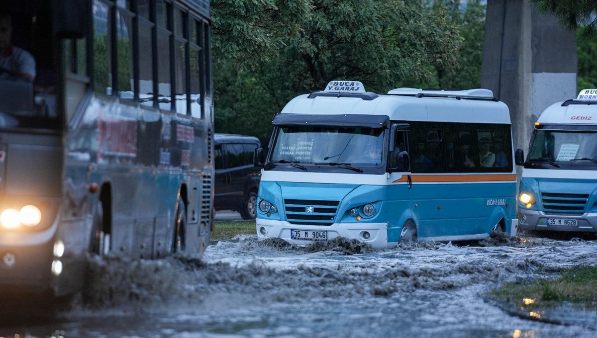 İzmir’de sağanak: Yollar göle döndü, bazı evleri su bastı