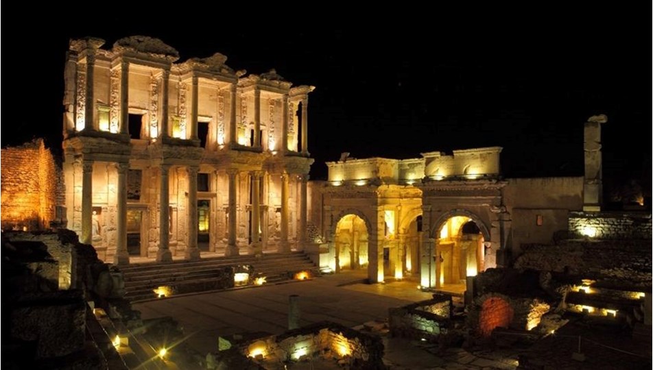Bakan Ersoy'dan gece müzeciliği duyurusu: Üç noktada 2 Kasım'a kadar uzatıldı