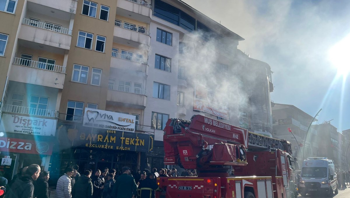 Yangın çıkan binada mahsur kalanları itfaiye kurtardı