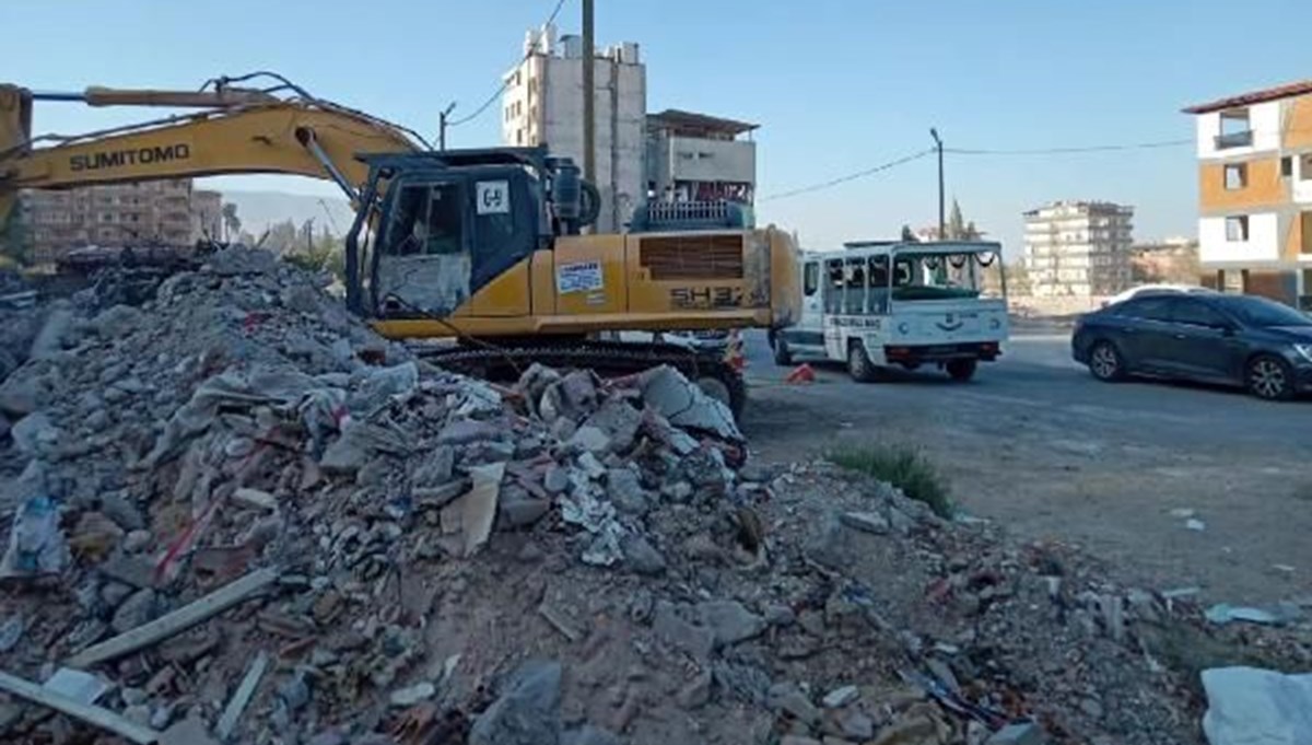 Depremin 215'inci günü: Temel kazısında enkazdan ceset çıktı Depremin 215'inci günü: Temel kazısında enkazdan ceset çıktı