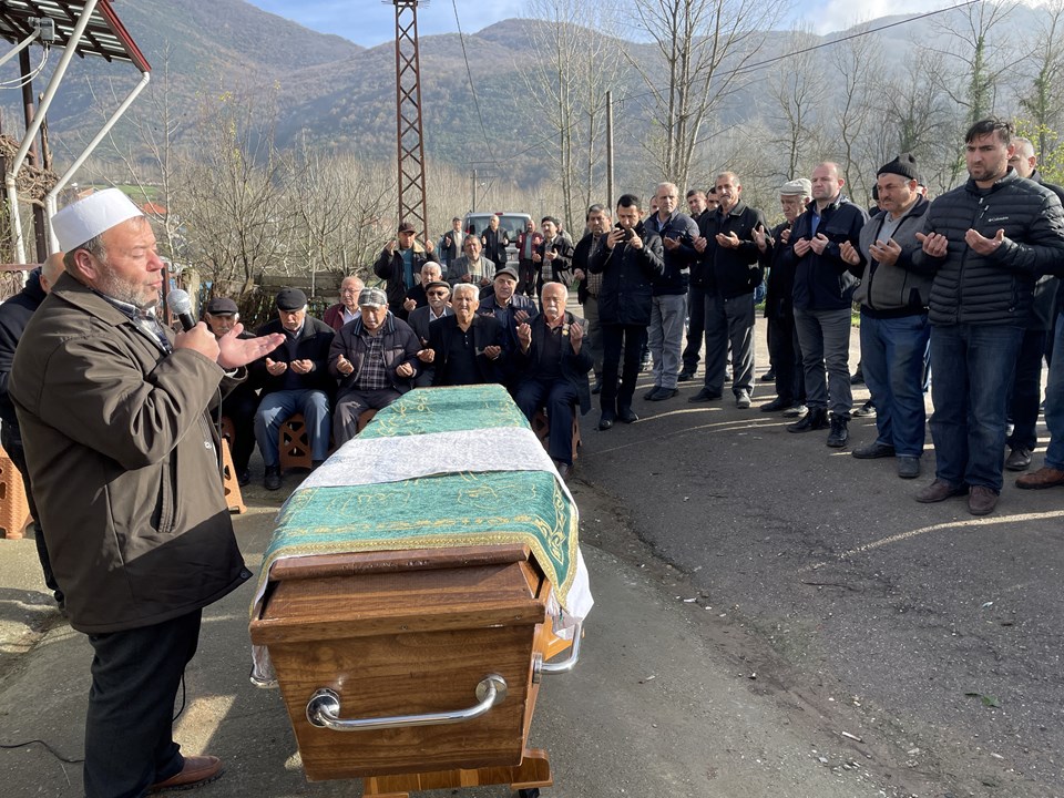 Tedavi sürecinde 5 ay hastane otoparkında yaşayan baba, oğlunu kaybetti - 1