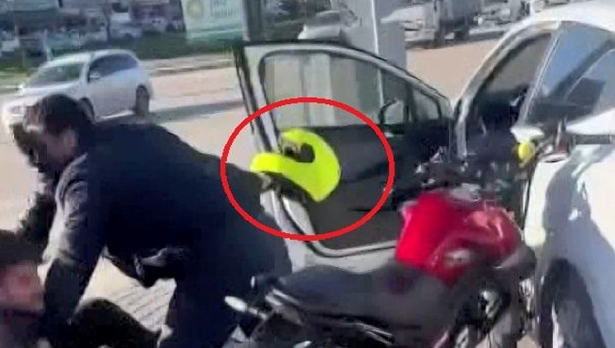 Arabasına çarpan motosikletliye kaskla saldırdı