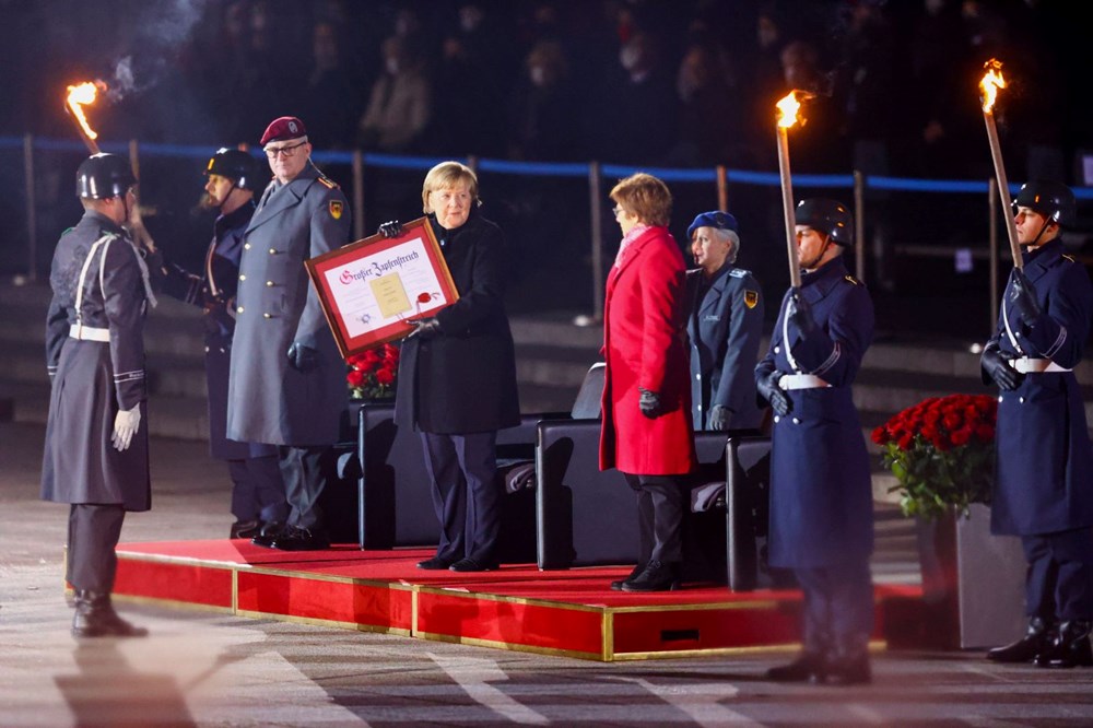 Merkel'e şarkılı veda - 2