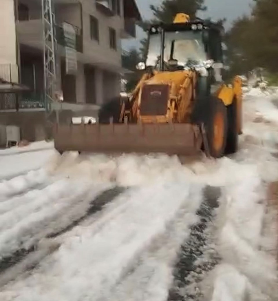 Mersin’de dolu etkili oldu, karayolu trafiğe kapandı - 1