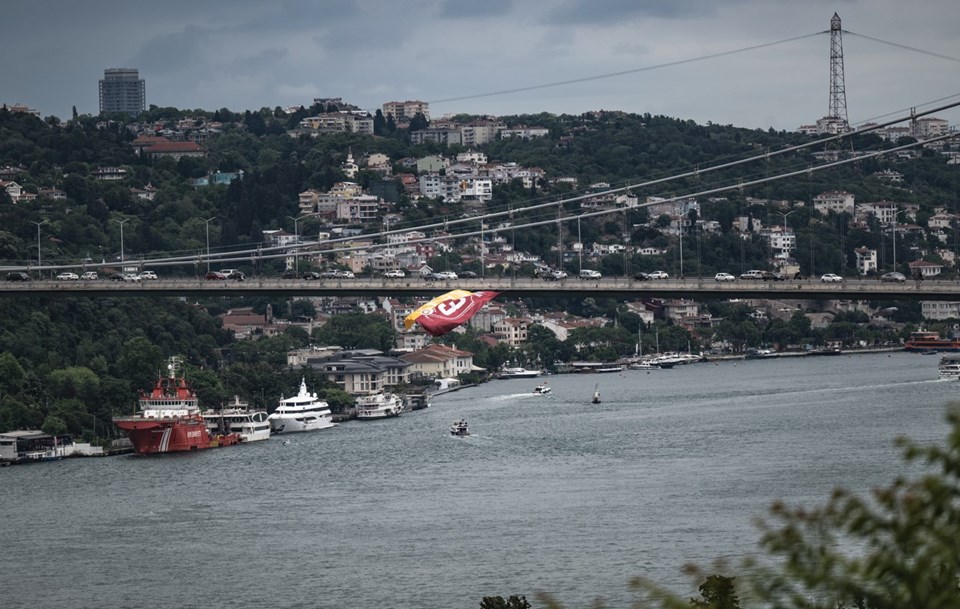 Galatasaray bayrakları köprülere asıldı - 1