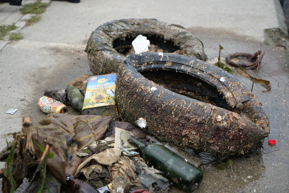 Denizden çıktı: Lastik tekerlekler, teneke kutular, cam şişeler... 72 S4W28fpfg0K76ItwgN8Ccg