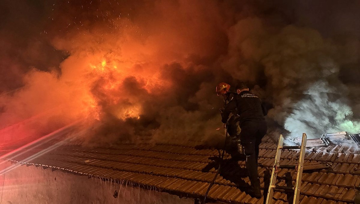 Gece yarısı dört işyeri yandı