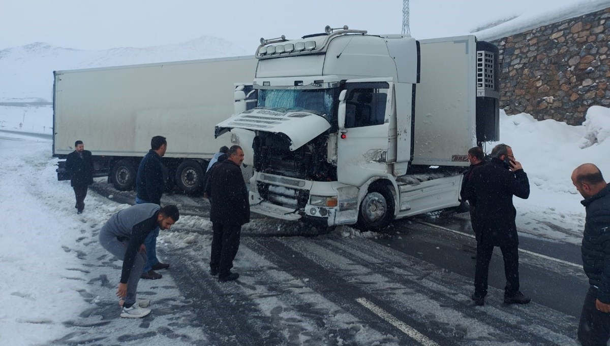 Kontrolden çıkan TIR refüje çarptı