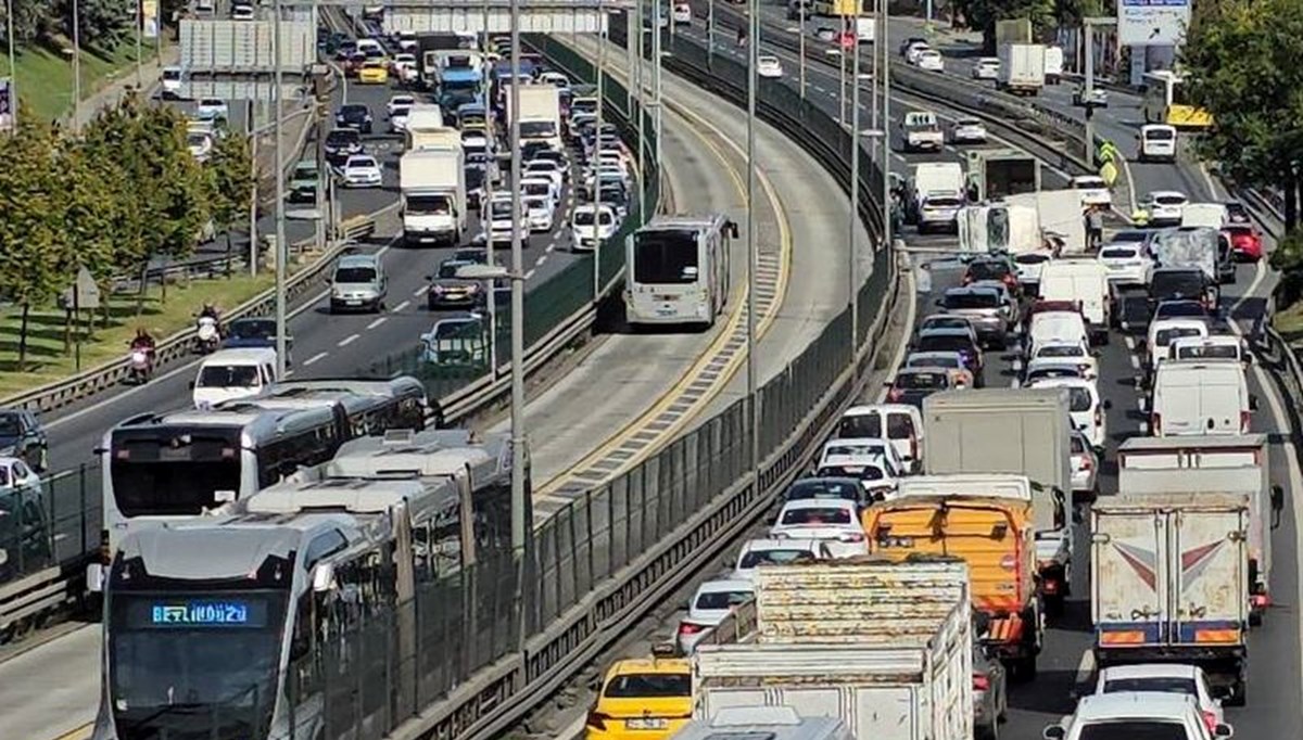Bakırköy'de kamyonetin bariyerlere çarpmasıyla yolda araç kuyruğu oluştu Bakırköy'de kamyonetin bariyerlere çarpmasıyla yolda araç kuyruğu oluştu