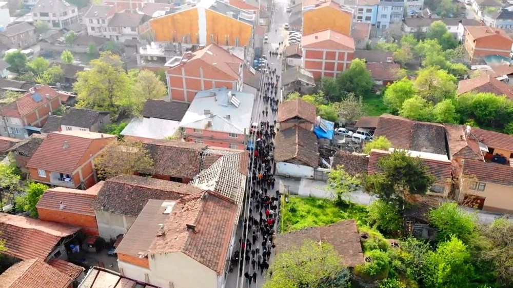 İnegöl'de Bayramlaşma Geleneği: 1 Kilometrelik Sevgi Seli 76 S5M9pVtpsk2Hi8AD7IFN0Q