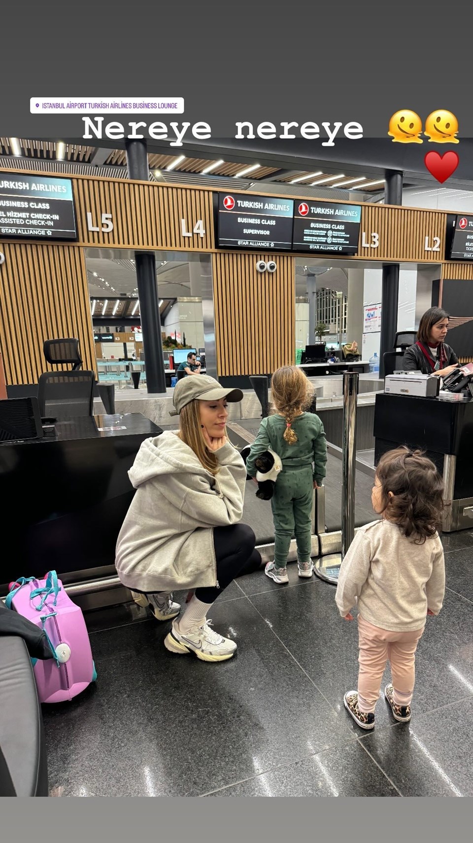 Sinem Kobal eşi ve kızlarıyla havaalanında: İlk uzun uçuş denememiz - 1