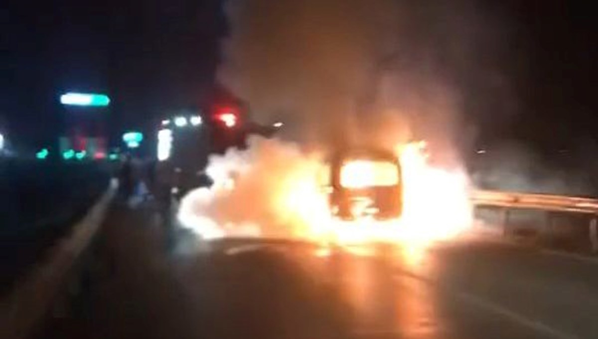 Avcılar'da hafif ticari aracın alev alev yandı Avcılar'da hafif ticari aracın alev alev yandı