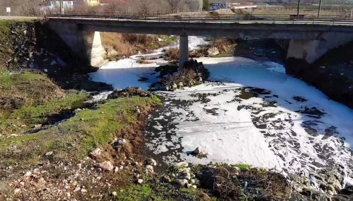 'Tersakan Çayı' kirlilikten köpürdü