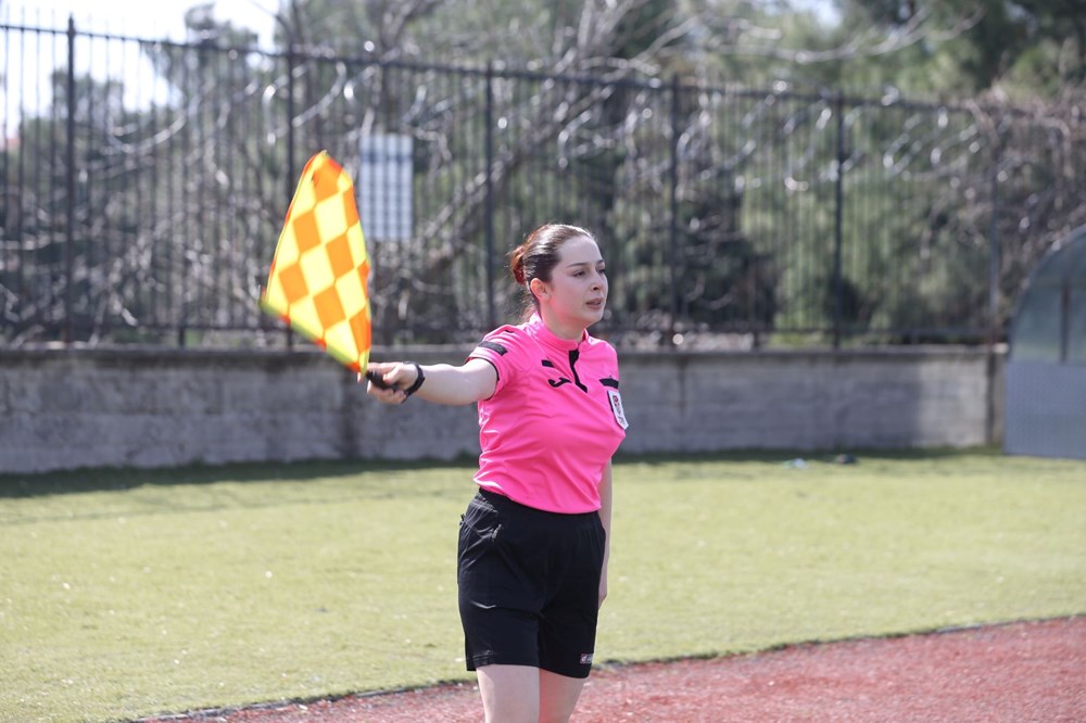 Eşinin yönlendirmesiyle hakem oldu: Futbol hakemi çift birlikte maç yönetiyor - 7