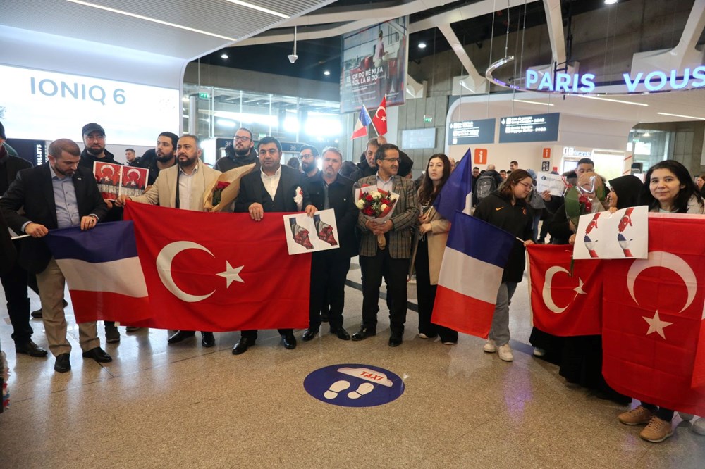 Dünyadan depzemzedelere duygulandıran destekler: 12 yaşındaki çocuk çay satarak para topluyor - 8