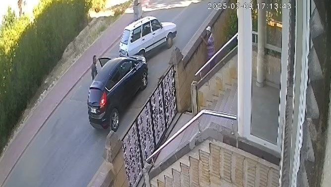 Otomobilin önünü kesip sürücüyü dövdü
