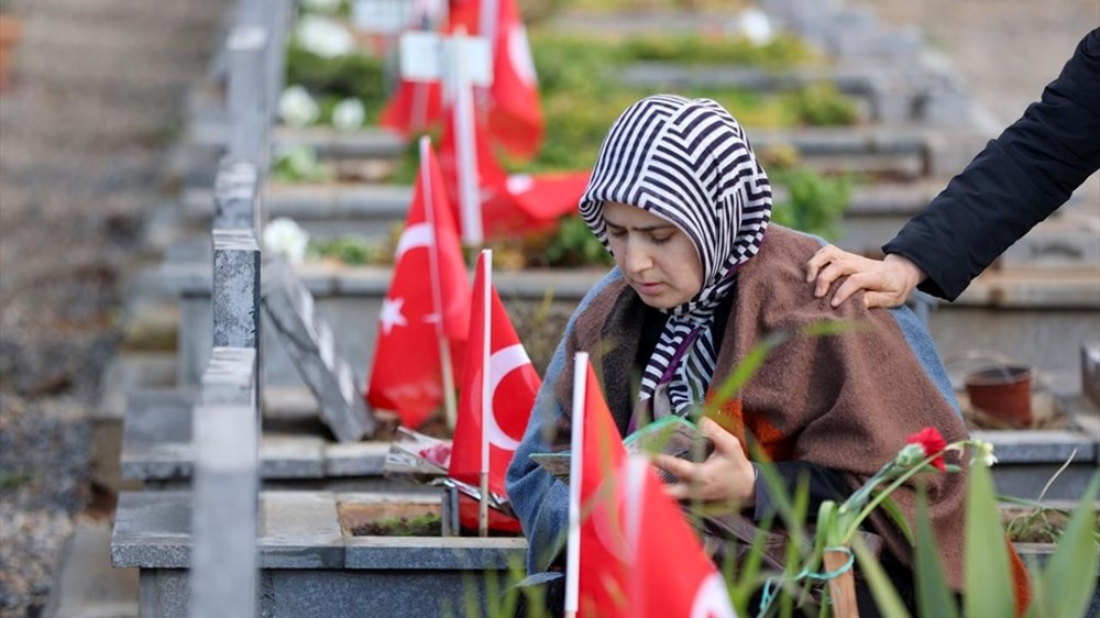 Depremde hayatını kaybedenler mezarları başında anıldı - 4