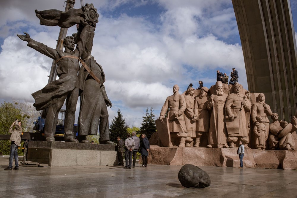 Kiev’de bulunan Rusya-Ukrayna Dostluk Anıtı yıkıldı - 16