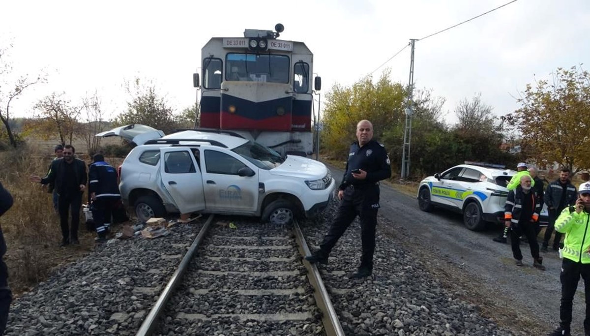 Yük treni otomobile çarptı: İki yaralı Yük treni otomobile çarptı: İki yaralı