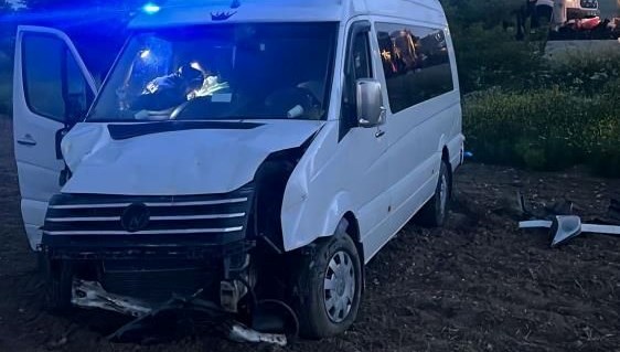 Devrilen minibüste 6 kişi yaralandı