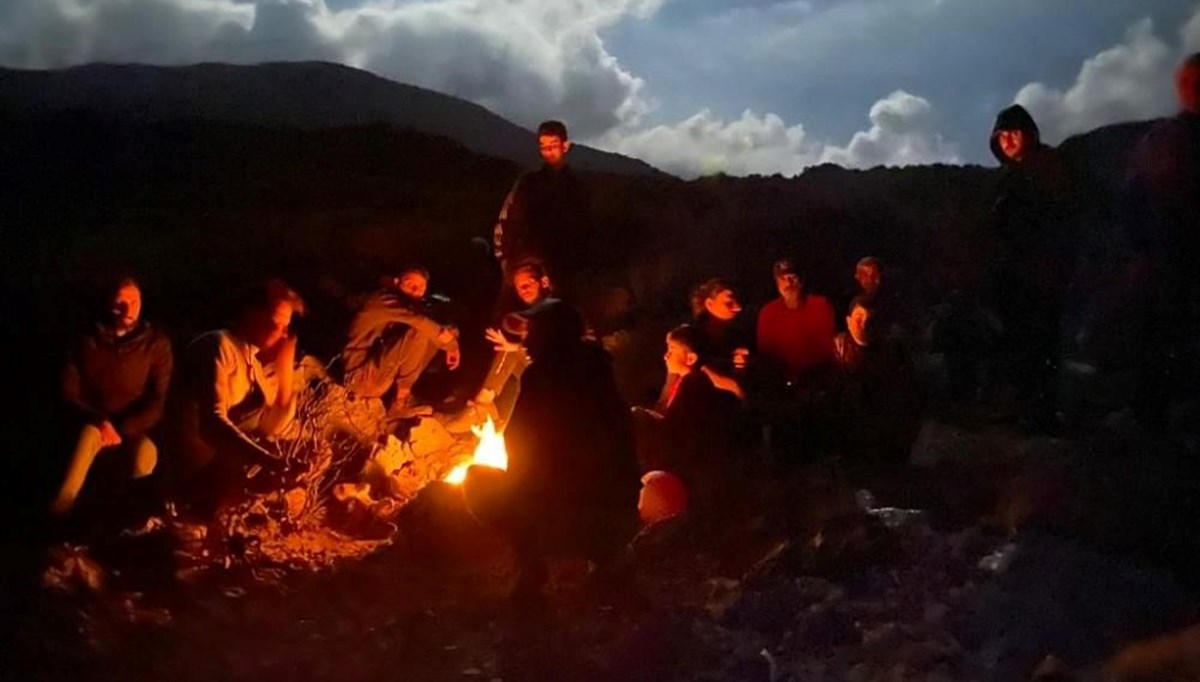 Jandarma mahsur kalan 15 düzensiz göçmeni kurtardı Jandarma mahsur kalan 15 düzensiz göçmeni kurtardı