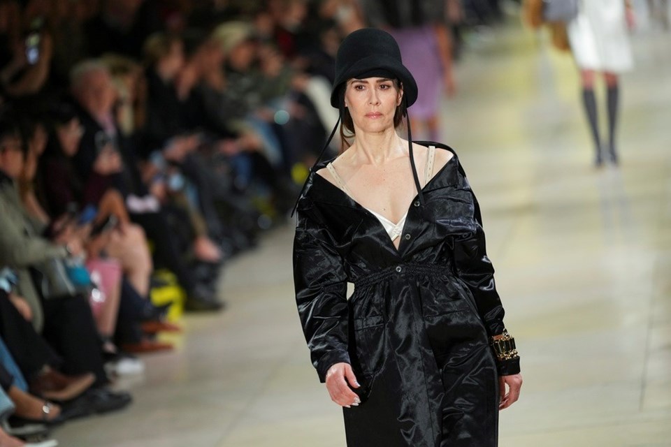 Emmy ödüllü oyuncu Sarah Paulson model oldu: Paris Moda Haftası'na damga vurdu! - 1