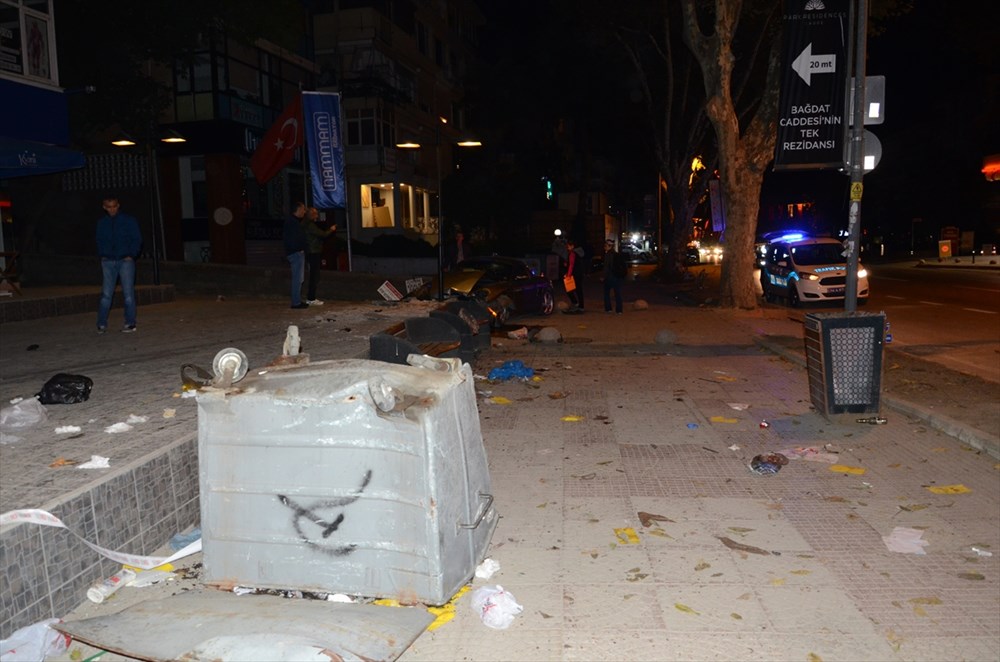 Bağdat Caddesi'nde bir araç kaldırımda yürüyen yayalara çarptı - 1