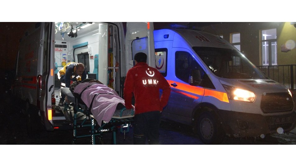 Ağrı'da kaçak göçmenleri taşıyan minibüs devrildi: 33 yaralı