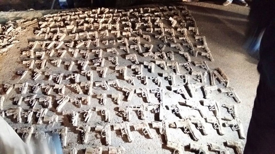 Üsküdar'da toprağa gömülü çok sayıda silah bulundu - 1