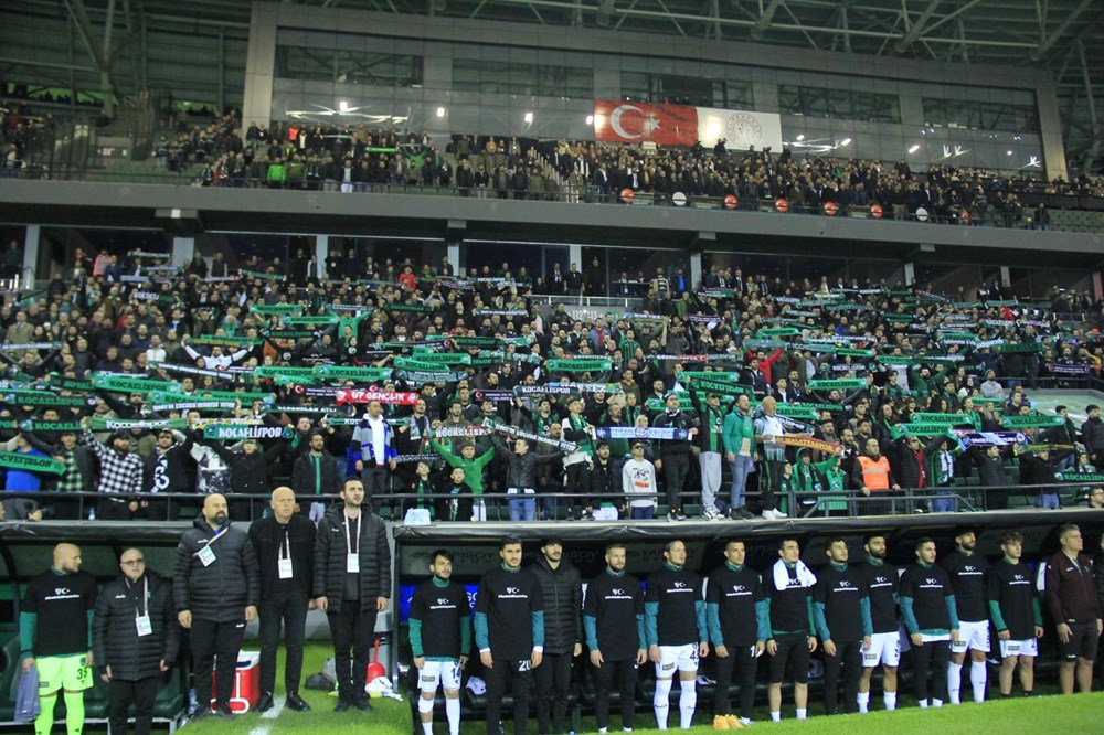 Kocaelispor - Sakaryaspor depremzedelere yardım maçında taraftar arasında kavga - 3